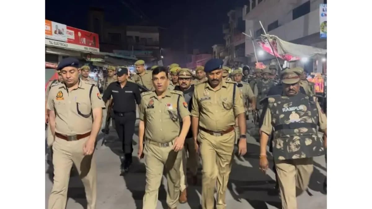 त्योहारों से पहले फ्लैग मार्च: रामपुर में पुलिस अलर्ट, एसपी विद्यासागर मिश्र की कमान