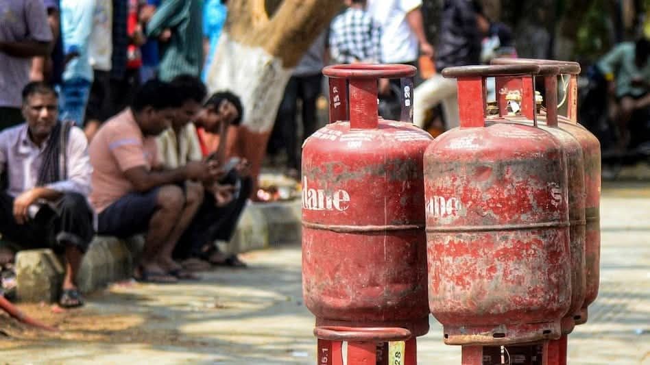 मिडिल ईस्ट जंग का असर: LPG संकट से फैक्ट्रियों पर ताले, रेलवे स्टेशनों पर मजदूरों की भीड़