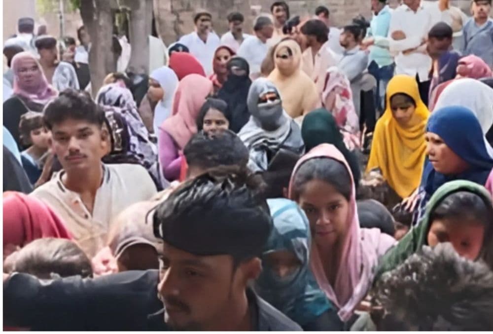 आधी रात घर में घुसे हमलावरों ने मजदूर की गला रेतकर हत्या, पत्नी-बच्चे पास में सोते रहे