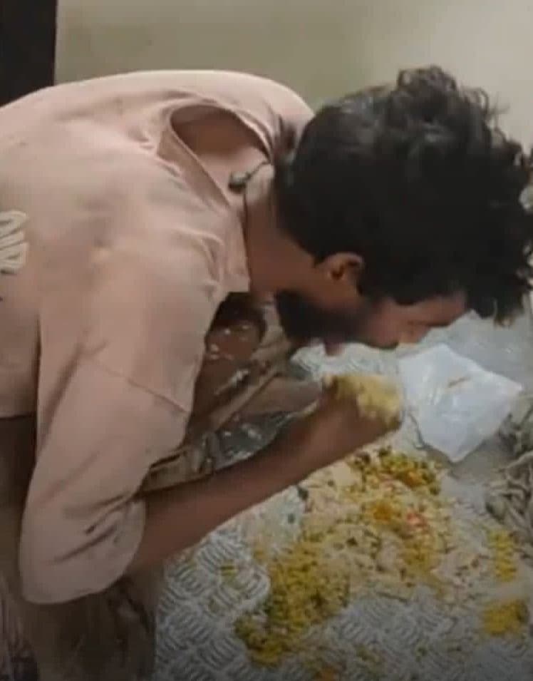 ट्रेन में भूख से बेहाल शख्स फर्श से चावल उठाकर खाता दिखा, वीडियो ने झकझोर दिया