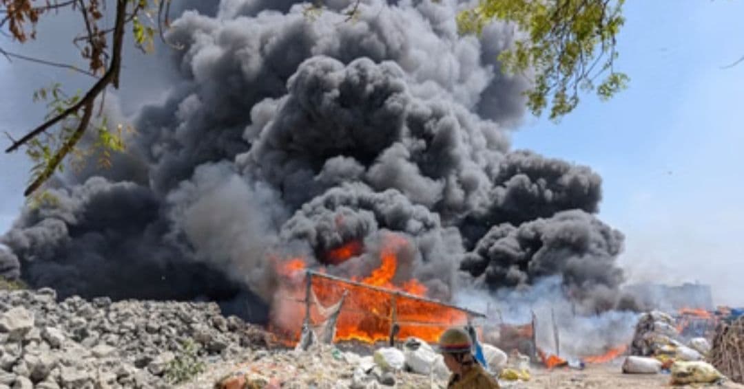 ЁЯФе рдЧрд╛рдЬрд┐рдпрд╛рдмрд╛рдж рдореЗрдВ рднреАрд╖рдг рдЖрдЧ: 500 рд╕реЗ рдЕрдзрд┐рдХ рдЭреБрдЧреНрдЧрд┐рдпрд╛рдВ рдЬрд▓рдХрд░ рд░рд╛рдЦ, рд╕рд┐рд▓реЗрдВрдбрд░ рдзрдорд╛рдХреЛрдВ рд╕реЗ рджрд╣рд▓рд╛ рдЗрд▓рд╛рдХрд╛