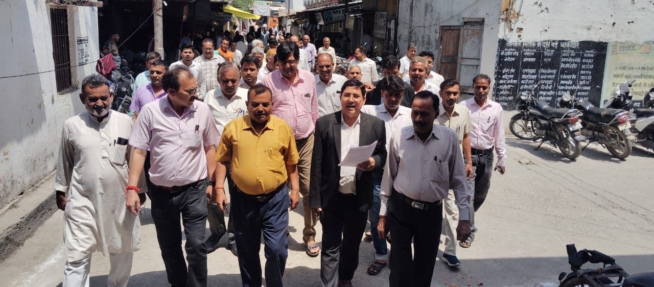 बार एसोसिएशन ने प्रशासन को सौंपा ज्ञापन, हड़ताल की चेतावनी