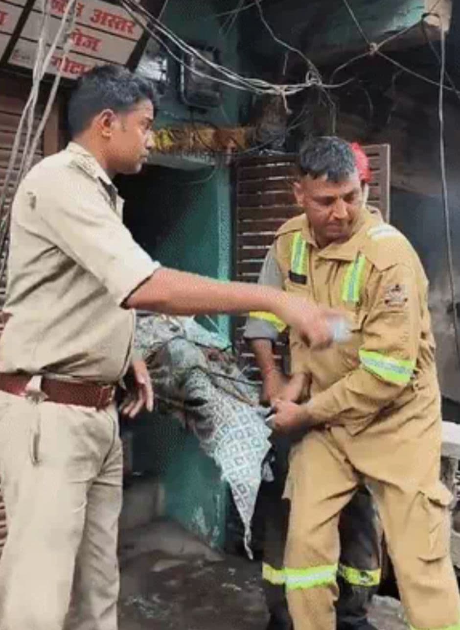 कानपुर: दीना मार्केट में भीषण आग, दुकानदार जिंदा जला, 5 लोग झुलसे