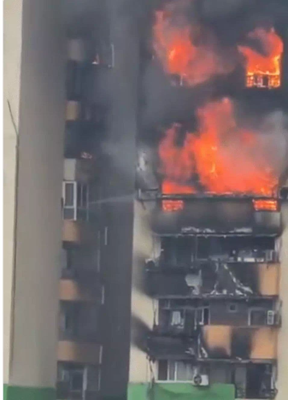 🔥 गाजियाबाद के 15 मंजिला अपार्टमेंट में भीषण आग, 7 मंजिलें चपेट में, कई लोग घायल