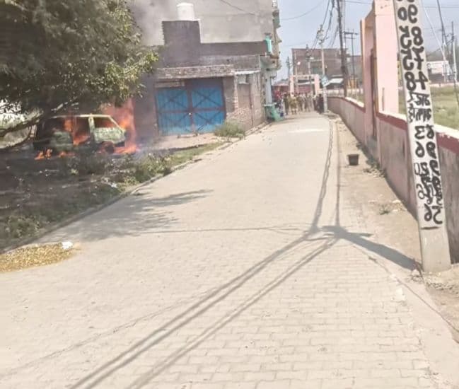 गैस भरते समय वैन में लगी आग, ऊंची लपटों से मची अफरा-तफरी