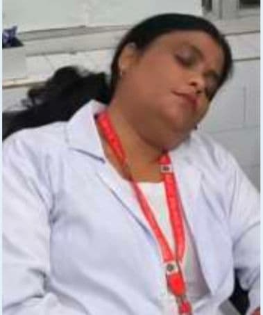 ड्यूटी के दौरान सोती दिखी स्टाफ नर्स, फोटो वायरल होने से मचा हड़कंप