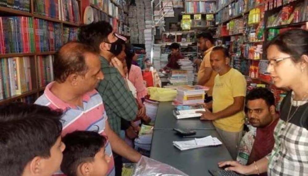 निजी स्कूलों की मनमानी से टूट रही मध्यम वर्ग की कमर कमीशन का खेल, महंगी किताबें और दबती प्रतिभाएं