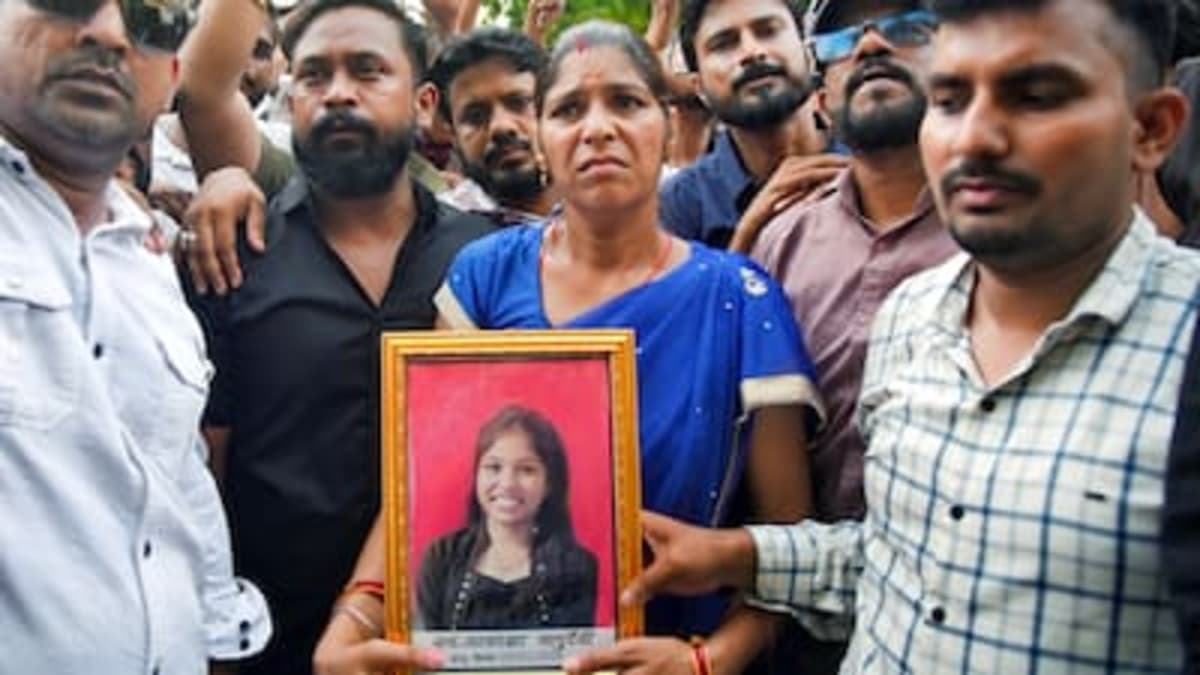 NEET पेपर लीक: बेटी की आत्महत्या से आहत माँ की मांग - दोषियों को मिले मौत की सज़ा, रामपुर में शोक की लहर