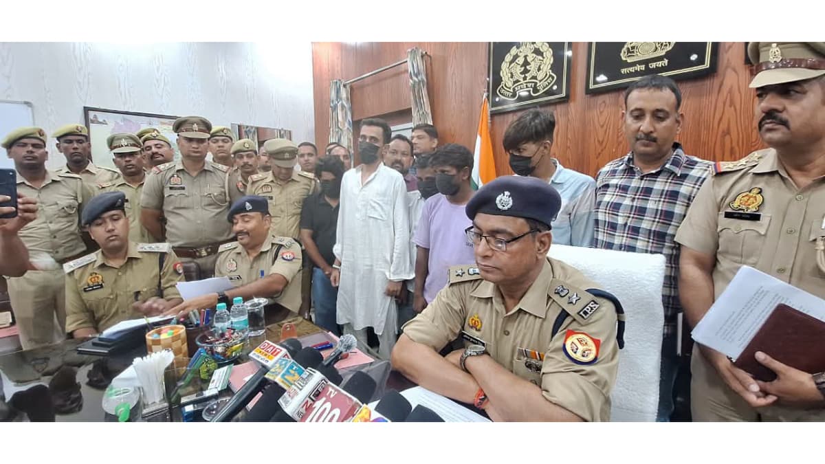 रामपुर: एसपी के निर्देशन में कोतवाली और एसओजी टीम ने 5 अभियुक्तों को ढाई किलो स्मैक संग किया गिरफ्तार