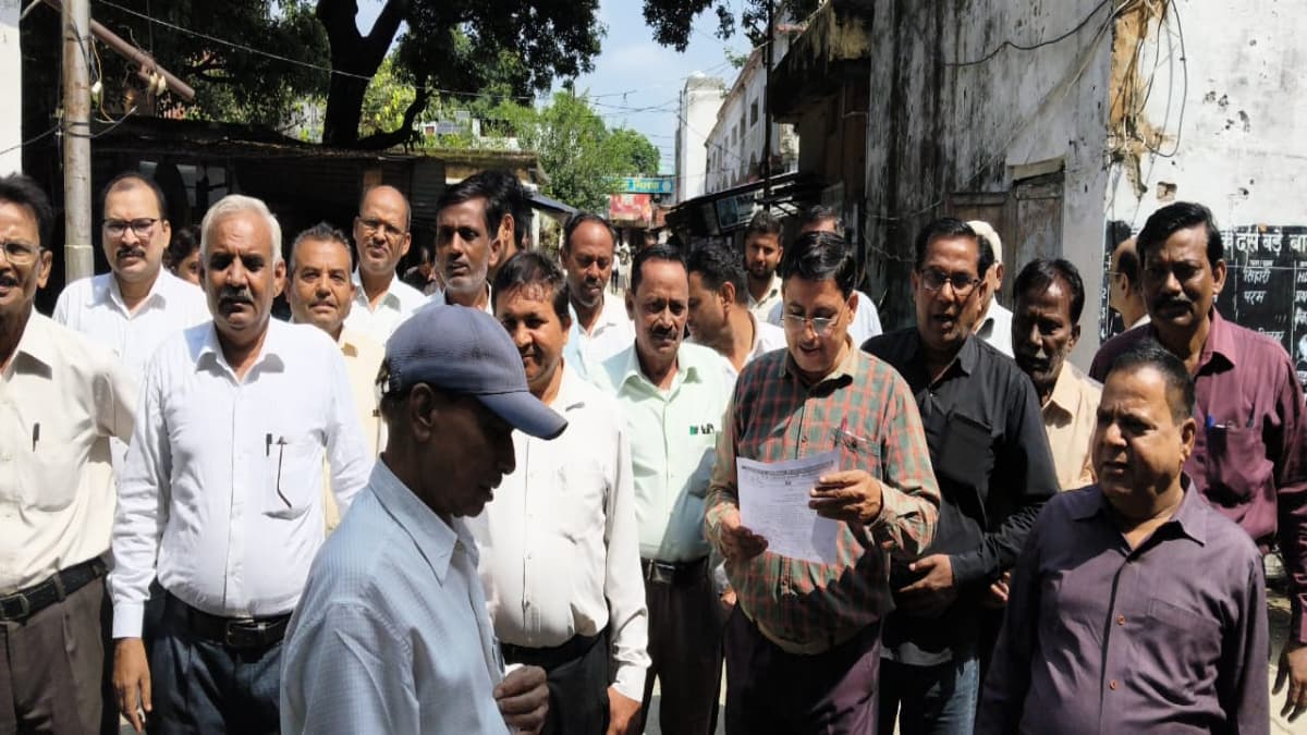 मिलक तहसील में गाटा संख्या रहित रजिस्ट्री पर रोक के खिलाफ अधिवक्ताओं ने सौंपा ज्ञापन