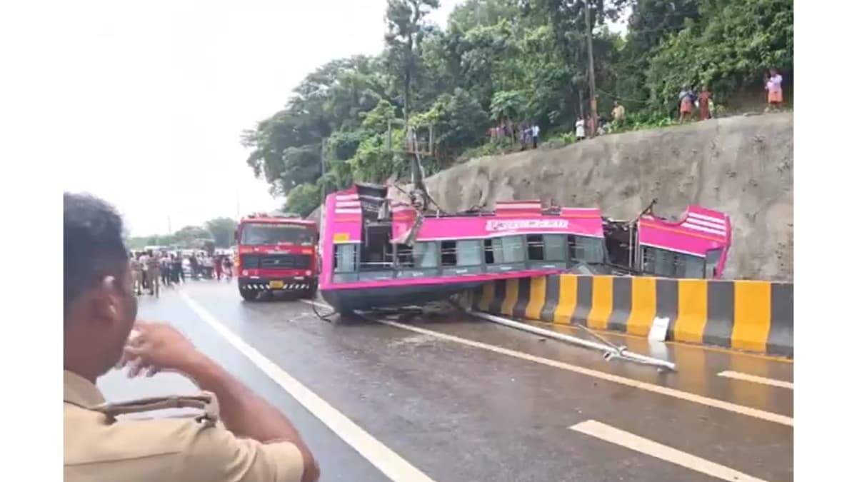 केरल: कोझिकोड जा रही बस पलटी, एक की मौत, 30 से अधिक घायल