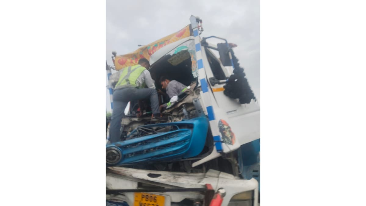 मिलक में डंपर और ट्रक की भीषण टक्कर, फायर सर्विस ने काटी डंपर बॉडी, चालक की बचाई जान