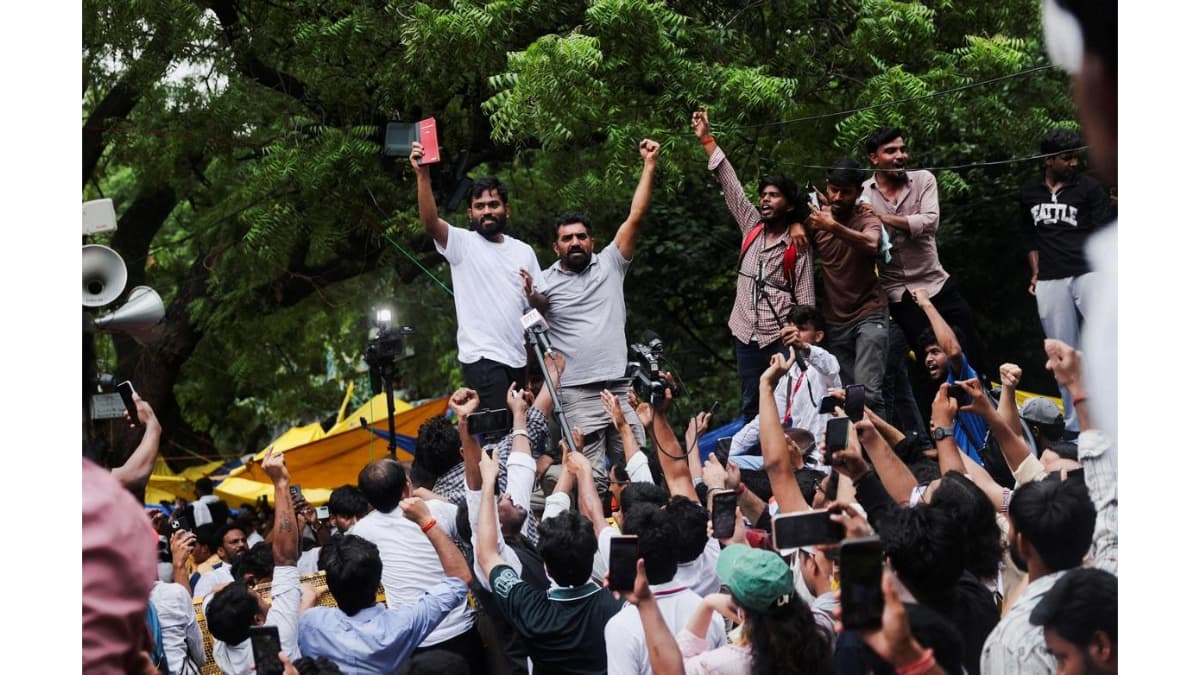 NEET परीक्षा पेपर लीक: अभिजीत दीपके के माता-पिता की आँखों में खुशी के आँसू, घर वापसी का इंतज़ार