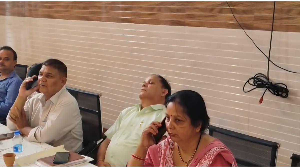 मिलक तहसील में संपूर्ण समाधान दिवस में सो रहे अधिकारी का वीडियो वायरल, सीडीओ की अध्यक्षता में हुई बैठक