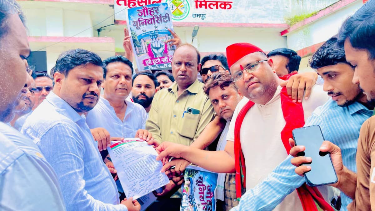 मोहम्मद अली जौहर यूनिवर्सिटी को बचाने की मुहिम तेज: सपा कार्यकर्ताओं ने सौंपा ज्ञापन, किया धरना प्रदर्शन