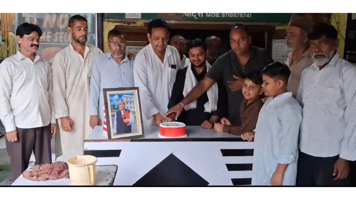 धमोरा: आजम खान का जन्मदिन इमरान बाबा के आवास पर सपा नेताओं ने केक काटकर मनाया, मोहम्मद अली जौहर यूनिवर्सिटी की हुई चर्चा