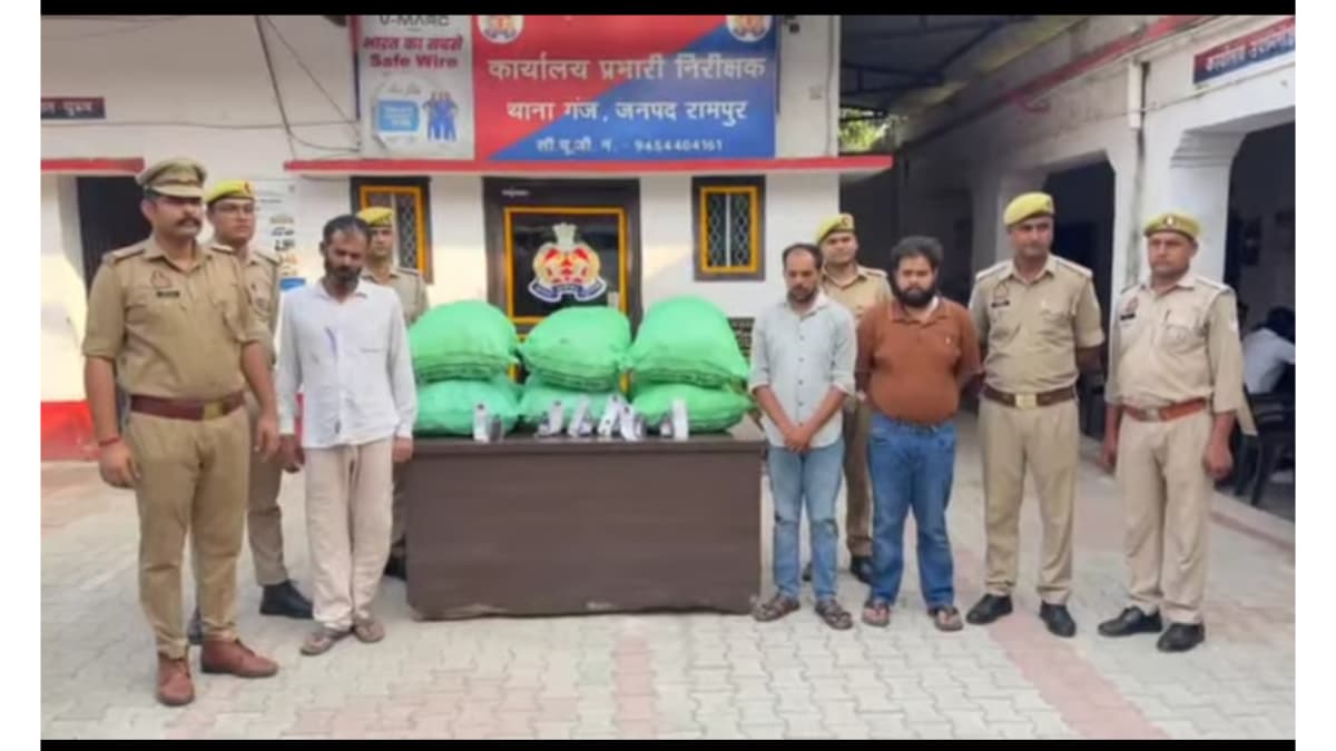रामपुर: गंज पुलिस ने 1800 शीशी प्रतिबंधित कोडीन सिरप के साथ तीन तस्करों को दबोचा, ₹7,300 नकद भी बरामद